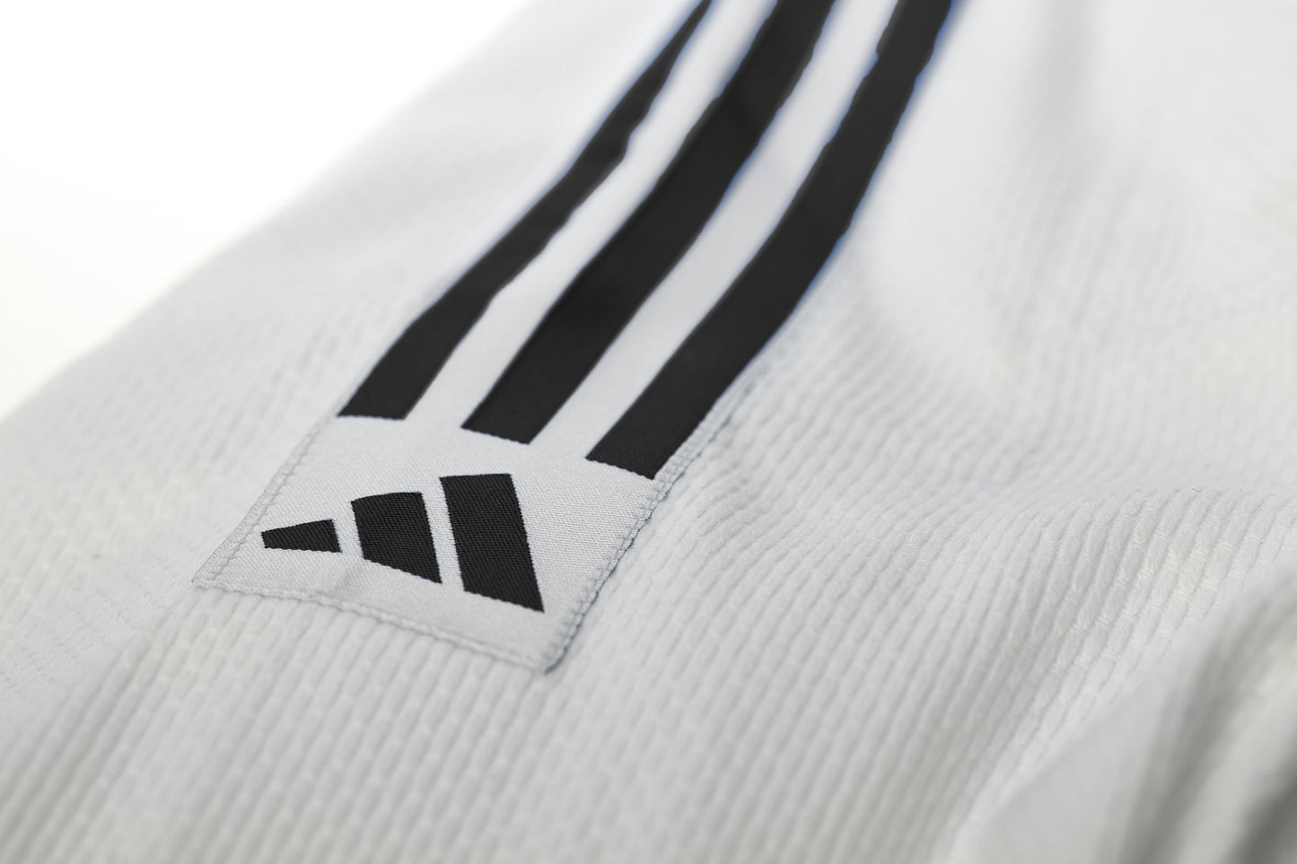 Judoanzug adidas® Club Gi J350, weiß/blau 120-180, schwarze Streifen